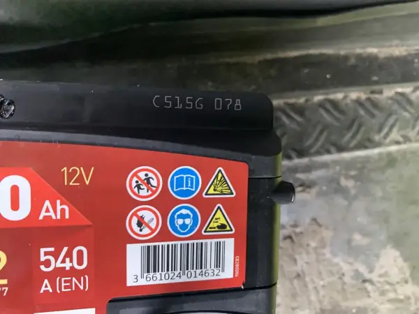 Na akumulatorze widoczny kod C5156 078, który może oznaczać datę produkcji akumulatora.