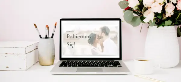 Laptop z interaktywną stroną www "Pobieramy się!" pokazuje przyczyny rezygnacji z drukowanych zaproszeń.