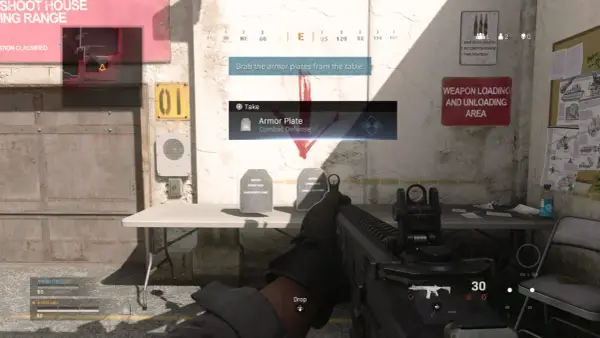Gracz w Call of Duty Warzone zbiera płyty pancerza z podłogi.
