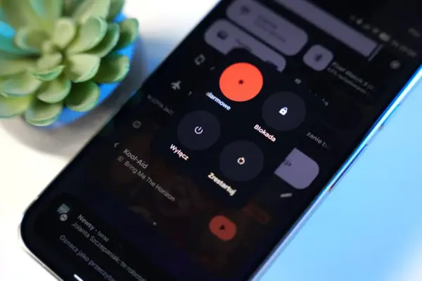Ekran telefonu z menu zasilania, pokazujący opcje "Wyłącz", "Zrestartuj" i "Alarmowe".
