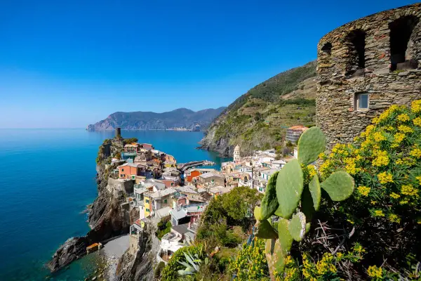 Kolorowe domy Cinque Terre na klifie, idealne miejsce na zwiedzanie. Widok na morze i góry.