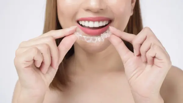Sonrisa radiante con férula transparente de cera ortodoncia invisalign.