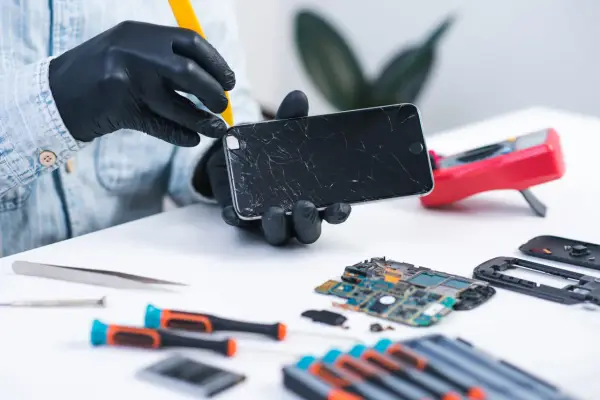 Wymiana baterii w Huawei Y6: Jak uniknąć kosztownych błędów?