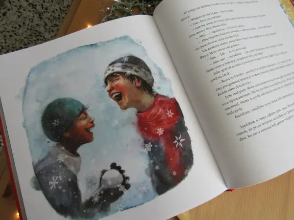 Dwóch roześmianych chłopców w zimowych czapkach, jeden z kulą śnieżną w dłoni. Ich twarze rozjaśnia radość, jakby właśnie wygrała bitwa na śnieżki, niczym śnieżna siostra.