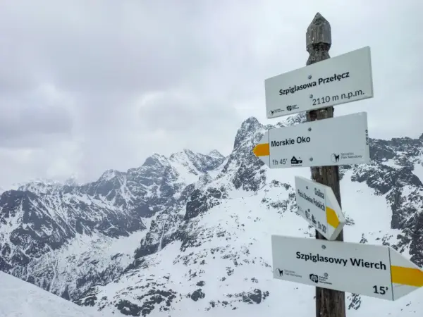 Szpiglasowa Przełęcz i szlak na Morskie Oko. Wskazówki drogowe w Tatrach.