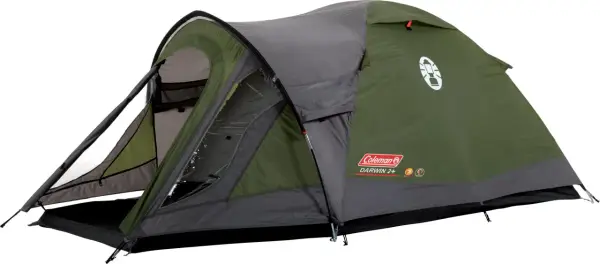 Ett grönt och grått Coleman tält, modell Darwin 2+, med en ingång och fönster. Perfekt för campingäventyr.