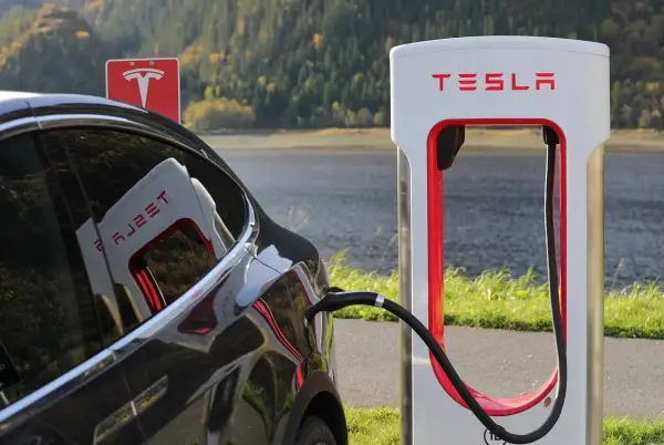 Tesla potrzebuje benzyny? Wyjaśniamy, jak działa i ile kosztuje
