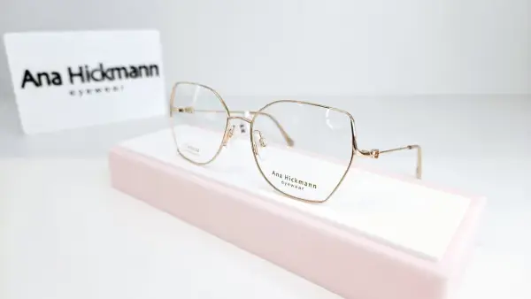 Eleganckie okulary Ana Hickmann. Czy wada wzroku minus 1 to powód, by nosić okulary?