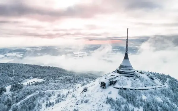 Wieża widokowa na górze Ještěd, jedna z głównych libereckich atrakcji, w zimowej scenerii.