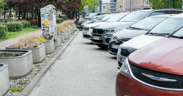 Czy niepełnosprawny może parkować na chodniku? Oto co musisz wiedzieć