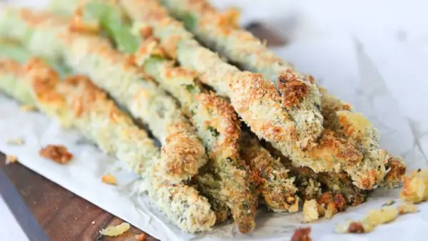 Espárragos verdes crujientes, empanizados y horneados, listos para disfrutar como aperitivo saludable.