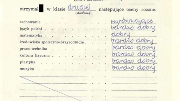Fragment świadectwa szkolnego z listą przedmiotów i ocenami rocznymi, m.in. "bardzo dobry".
