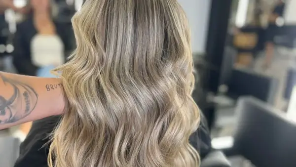 Cabello rubio con ondas suaves, mostrando diferentes tipos de rubio y reflejos sutiles.