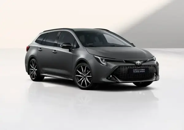 Szary kombi Toyota Corolla 2024 z czarnymi felgami i przyciemnianymi szybami, gotowy na każdą podróż.
