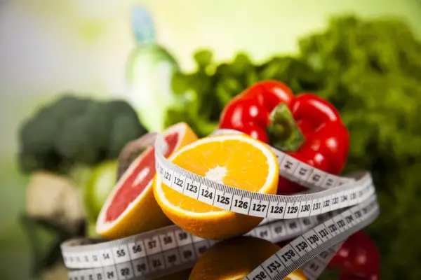 Fruits et légumes frais, ruban à mesurer. Le régime Scarsdale 14 jours menu est une promesse de fraîcheur et de vitalité.