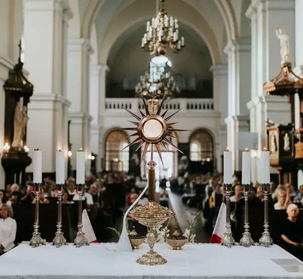 Czy przelewanie wosku to grzech? Poznaj stanowisko Kościoła katolickiego