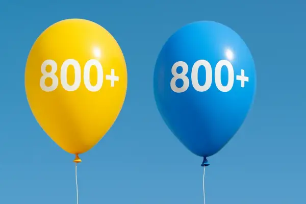 Dwa balony, żółty i niebieski, z napisem "800+". Kiedy złożyć wniosek o 800 plus?