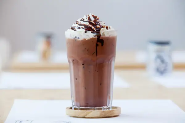 Pyszny shake czekoladowy z bitą śmietaną i polewą. Idealny przepis na deser.