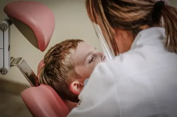 Czy przed wizytą u dentysty można wziąć tabletkę przeciwbólową bez ryzyka?
