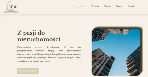 Widok z dołu na nowoczesne budynki biurowe na tle błękitnego nieba.
