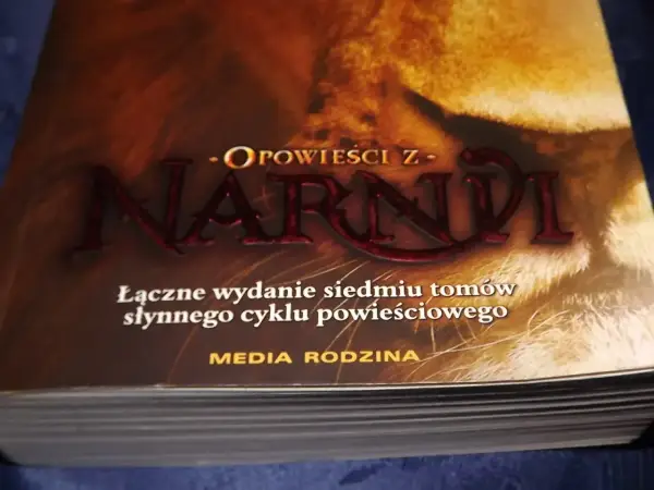 Okładka książki "Opowieści z Narnii", wydanie zbiorcze siedmiu tomów słynnego cyklu.
