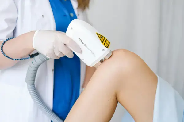 Rehabilitacja laserem: Jak światło leczy ból i przyspiesza gojenie?