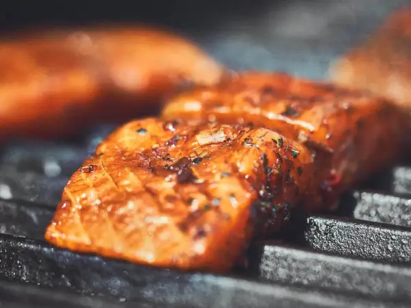 Saftige Lachsfilets mit Kräutern und Gewürzen werden auf dem Grill zubereitet. Der Lachs grillen ist ein Genuss!
