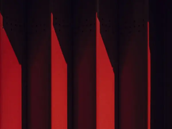 Rote Streifen mit Schatten. Die Frage, welche Farben ergeben Rot, wird hier visuell beantwortet.