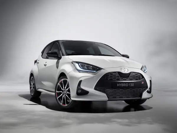Biała Toyota Yaris Hybrid 130 z czarnym dachem i sportowymi felgami, gotowa na miejskie wyzwania.