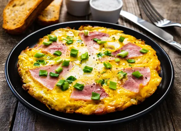 Omlet z szynką i serem - idealny przepis krok po kroku