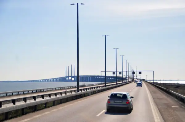 Jadąc mostem Malmo Kopenhaga, mijamy rzędy latarni i inne samochody.