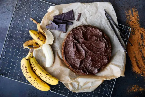En läcker banankaka med chokladfrosting, bananer, chokladbitar och vaniljstänger. Perfekt för fikat!