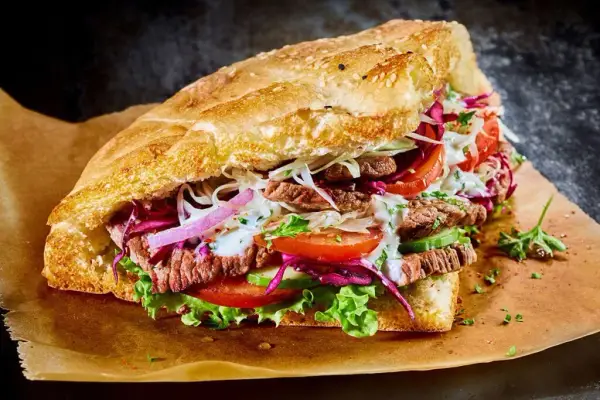 Ile kalorii ma kebab w bułce? Sprawdź, jak wpływa na Twoją dietę!