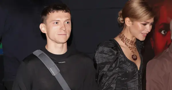 Zendaya i Tom Holland na premierze. Tom w czarnej bluzie Prada, Zendaya w eleganckiej czarnej sukni z naszyjnikiem.