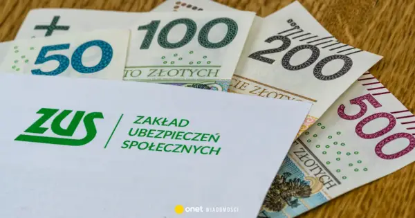 Koperta ZUS z napisem "Zakład Ubezpieczeń Społecznych" na tle polskich banknotów 50, 100, 200 i 500 zł. Symbolizuje świadczenie kompensacyjne.