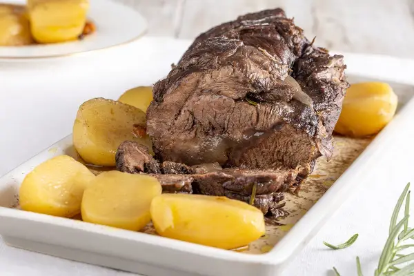 Un succulento brasato al barolo, tenero e saporito, servito con patate dorate.