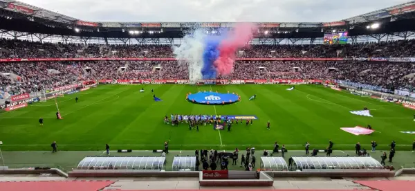 Oprawa meczu Górnik Zabrze – Cracovia: dym w barwach klubowych, zawodnicy na murawie i pełne trybuny.