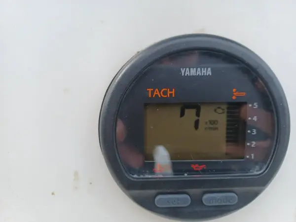 Compteur Yamaha TACH affichant 7 x 100 tr/min. Le voyant moteur Yamaha hors bord est allumé.