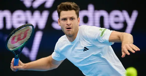 Hubert Hurkacz, tenisista, który w rankingu ATP pnie się coraz wyżej, w akcji na korcie.