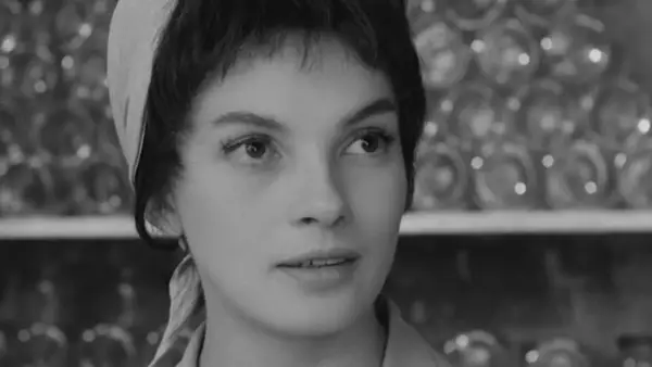 Młoda Ewa Krzyżewska w kadrze z jednego z jej filmów, z charakterystyczną apaszką na głowie.