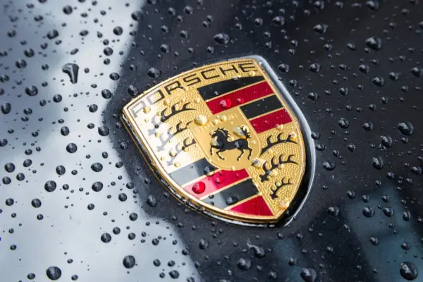 Złote logo Lamborghini z bykiem na czerwonym tle. Jedno z najbardziej znanych marek sportowych logo.