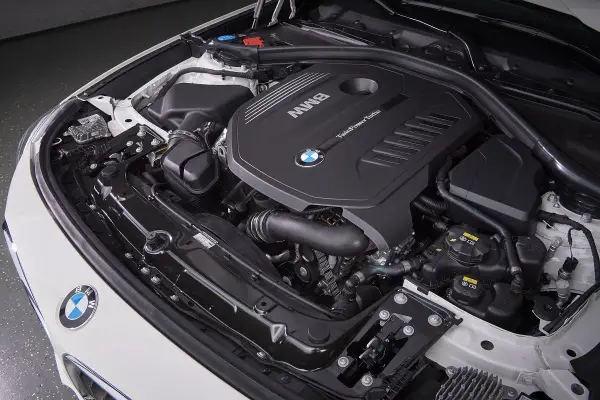 Silnik BMW TwinPower Turbo, gotowy do przeglądu gwarancyjnego samochodu.