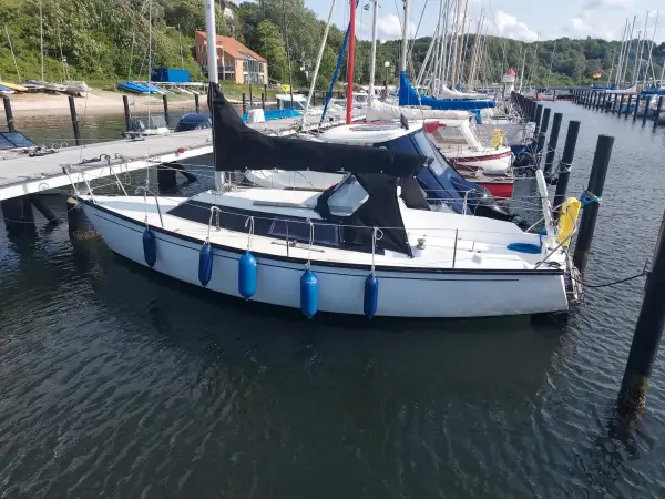 Voilier blanc amarré, prêt pour l'aventure. Un Dufour 1800, parfait pour une escapade en mer.