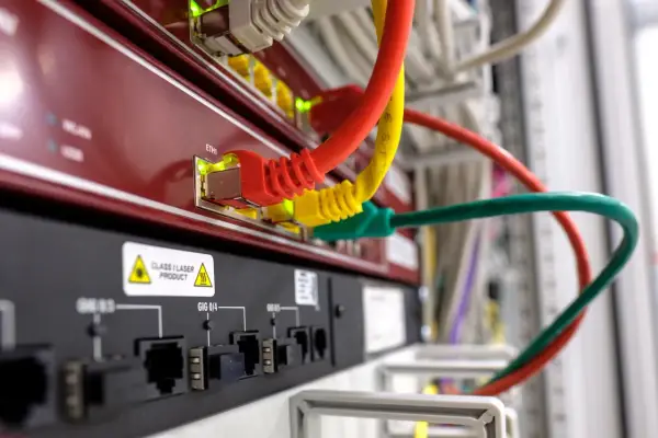 Sieć LAN z kolorowymi kablami. Chcesz wiedzieć, jak sprawdzić, kto jest podłączony do sieci Wi-Fi?