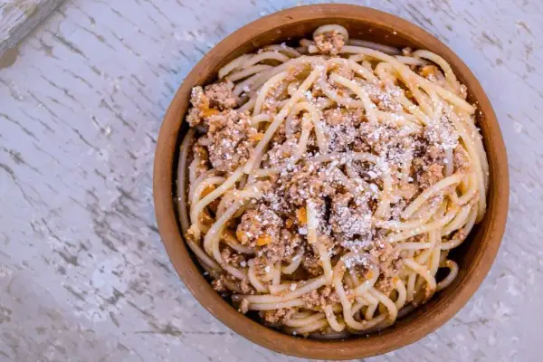 Ile gram makaronu spaghetti na osobę? Odkryj idealne porcje!