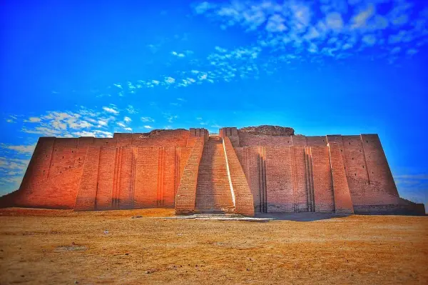 Ziggurat - schodkowa świątynia, która uczy architektury dziś