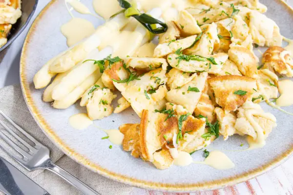 Spargel mit zerrupftem Brot und Sauce Hollandaise. Ein einfaches, aber köstliches kratzete rezept, garniert mit Petersilie.