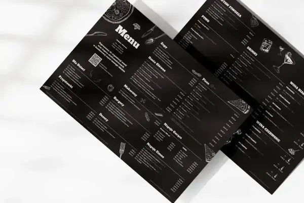 Menu w stylu a la carte, czarne tło, białe litery. Widoczne sekcje: Zupy, Dania Główne, Pizza, Makaron, Burgery, Desery, Napoje Gorące i Zimne, Piwo, Drink, Wina.