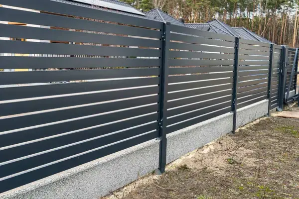 Słupki ogrodzeniowe z podmurówką: trwałość i estetyka ogrodzenia