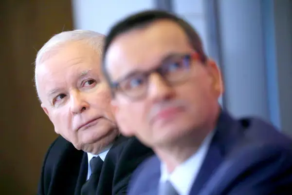 Jarosław Kaczyński z uwagą słucha, zastanawiając się, dlaczego sprawa wiceprezesa trafiła do komisji etyki.